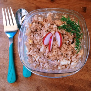 Low carb lunch: tuna salad made with tuna, hard boiled eggs, mayo, and onions.